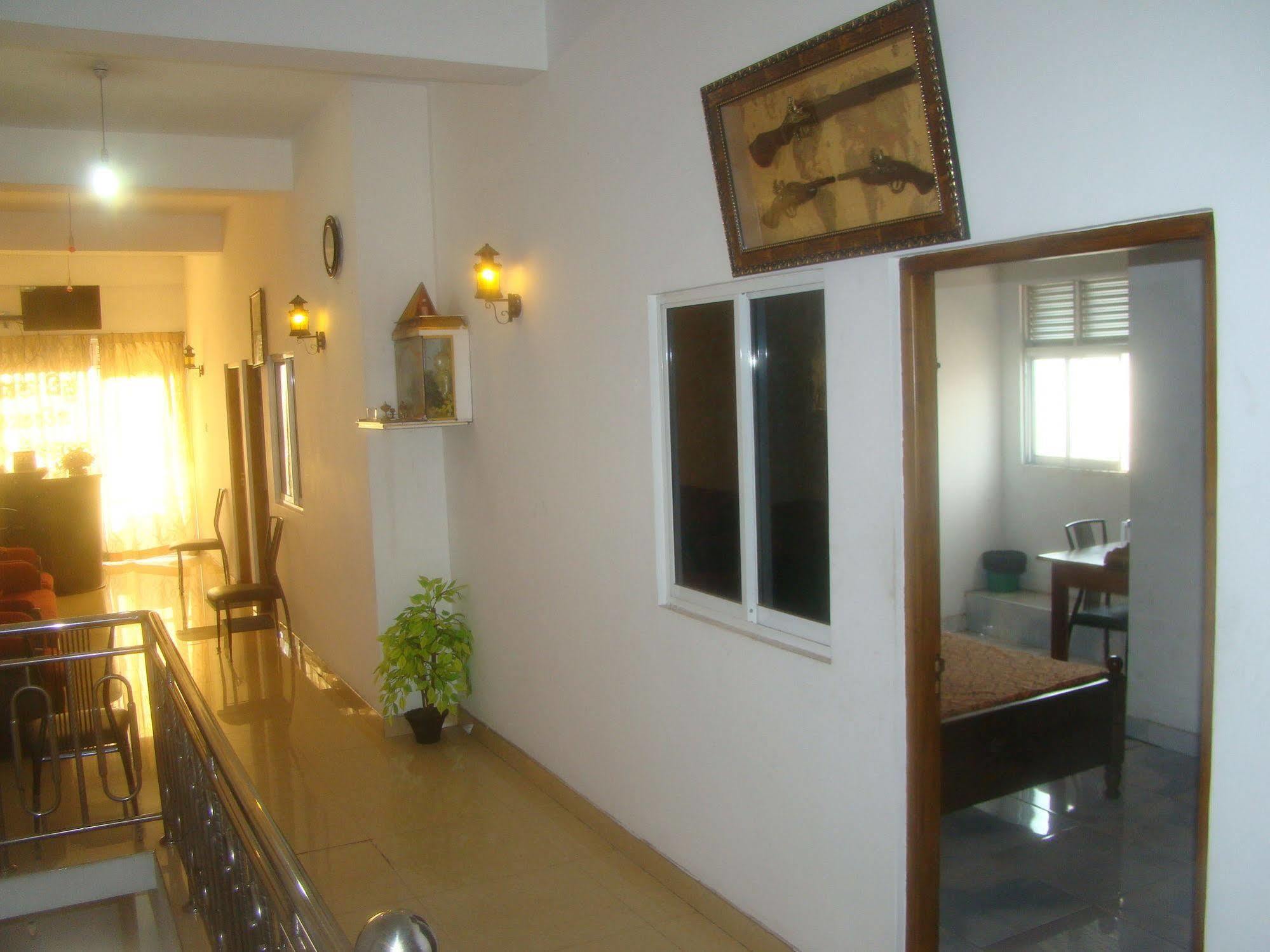 Down Town Hotel Ponnarankulama Exterior foto